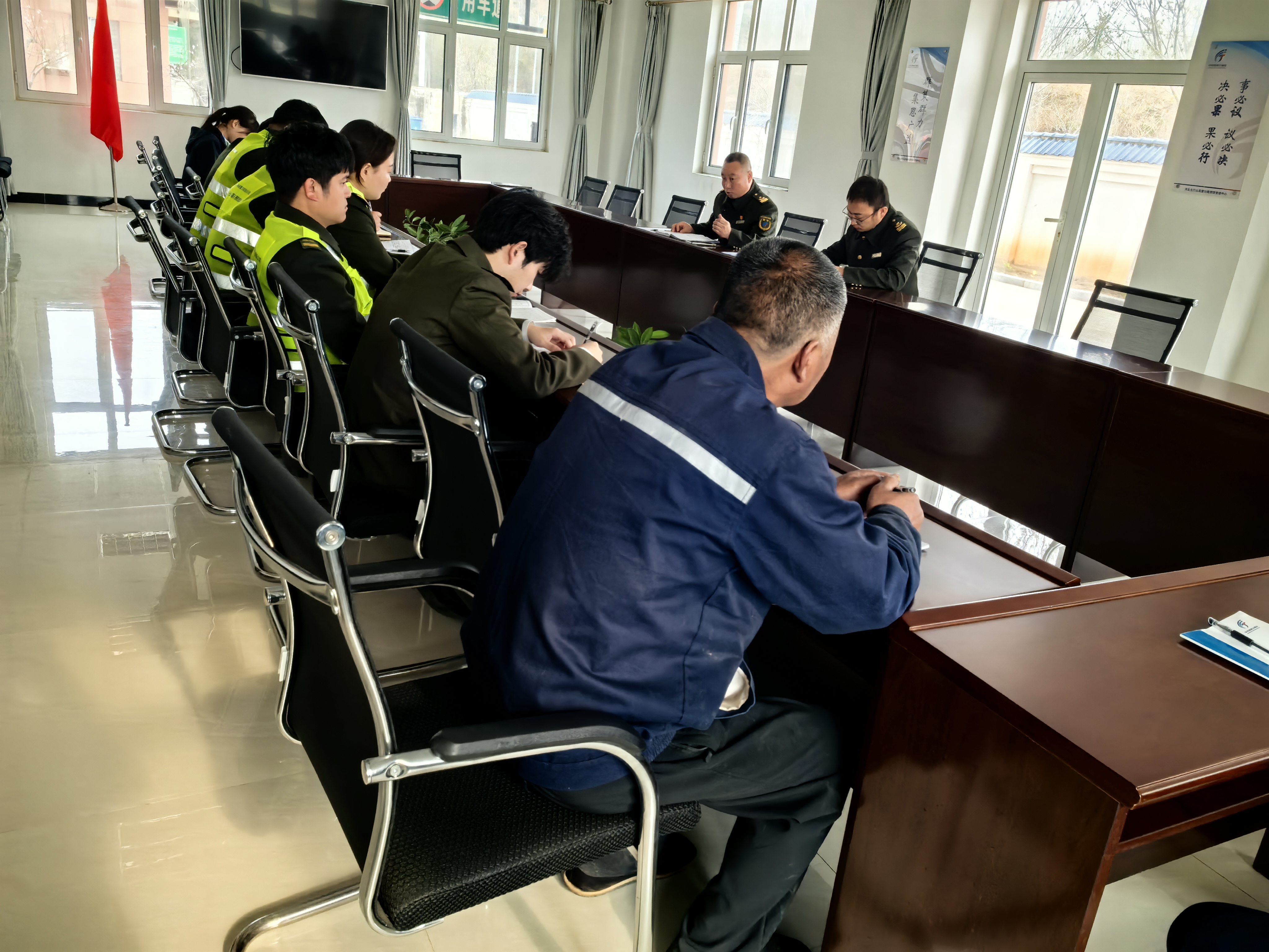 内丘北收费站以案例剖析为抓手 压实职工岗位安全职责.jpg 内丘北收费站以案例剖析为抓手 压实职工岗位安全职责.jpg