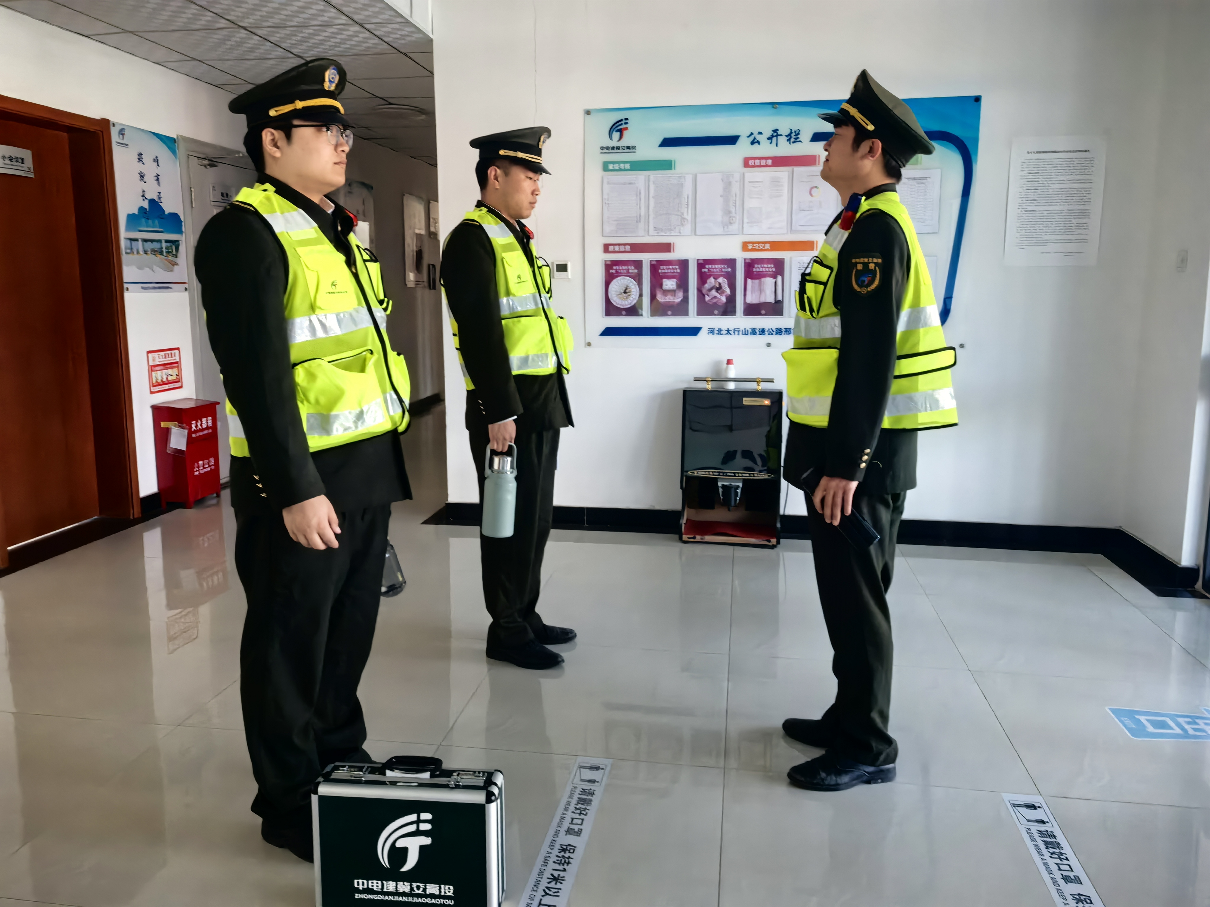 内丘北收费站开展常态化岗前三分钟教育.jpg 内丘北收费站开展常态化岗前三分钟教育.jpg